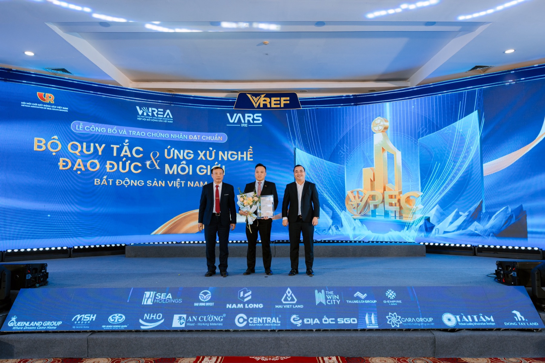 Hà Minh Thức nhận chứng nhận đạt chuẩn Quy tắc đạo đức & Ứng xử nghề môi giới bất động sản Việt Nam